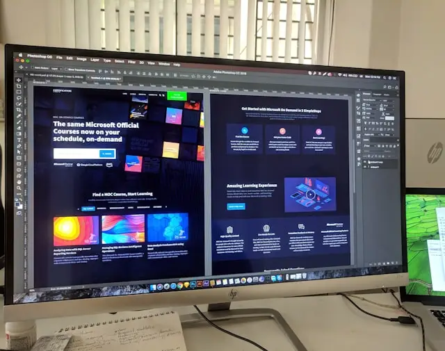 Meriem BROURI UX UI designer working on creative strategy in Algiers_Services UX_UI